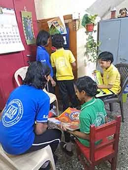 Children reading books 2