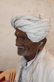 Listeningwiththehelpofhearingaids