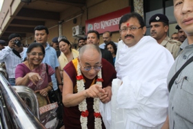 H.H.DalaiLamavisintingourcamp