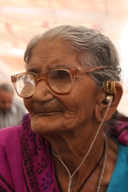 Listeningwiththehelpofhearingaids